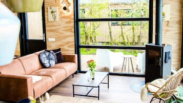 Een open haard en een stereo