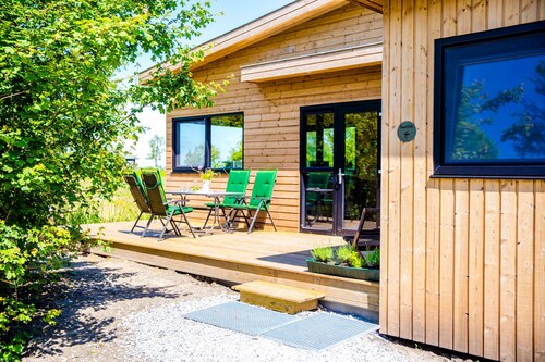 Ferienhaus am Wasser.  Am offenen Fahrwasser mit freiem Blick in Friesland