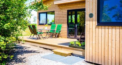Ferienhaus am Wasser. Am offenen Fahrwasser mit freiem Blick in Friesland