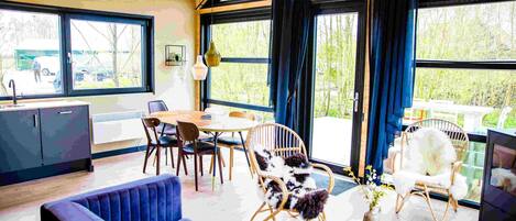 Eldstad och en stereo