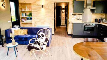 Een open haard en een stereo