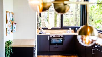 Een koelkast, een magnetron, een oven, een kookplaat