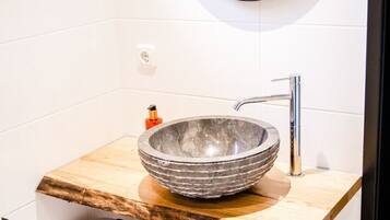 Een haardroger, handdoeken