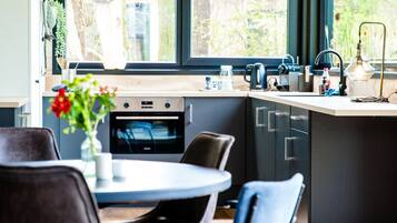 Een koelkast, een magnetron, een oven, een kookplaat