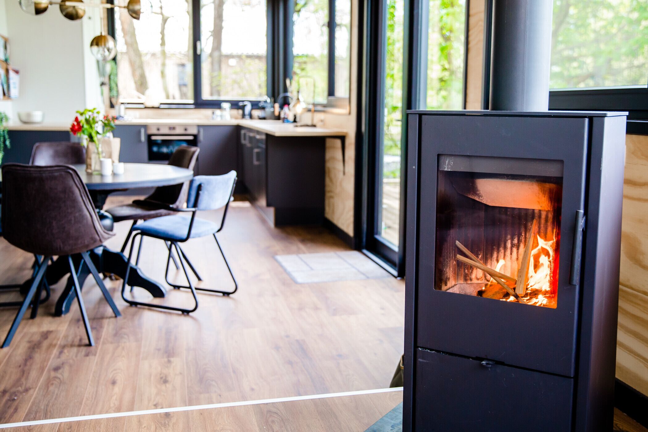 Jääkaappi, mikroaaltouuni, uuni, liesi