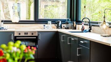 Een koelkast, een magnetron, een oven, een kookplaat