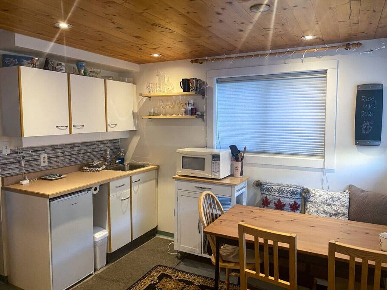 Jääkaappi, mikroaaltouuni, kahvin-/teenkeitin, ruokailupöytä