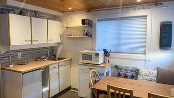 Kühlschrank, Mikrowelle, Wasserkocher mit Kaffee-/Teezubehör, Esstisch