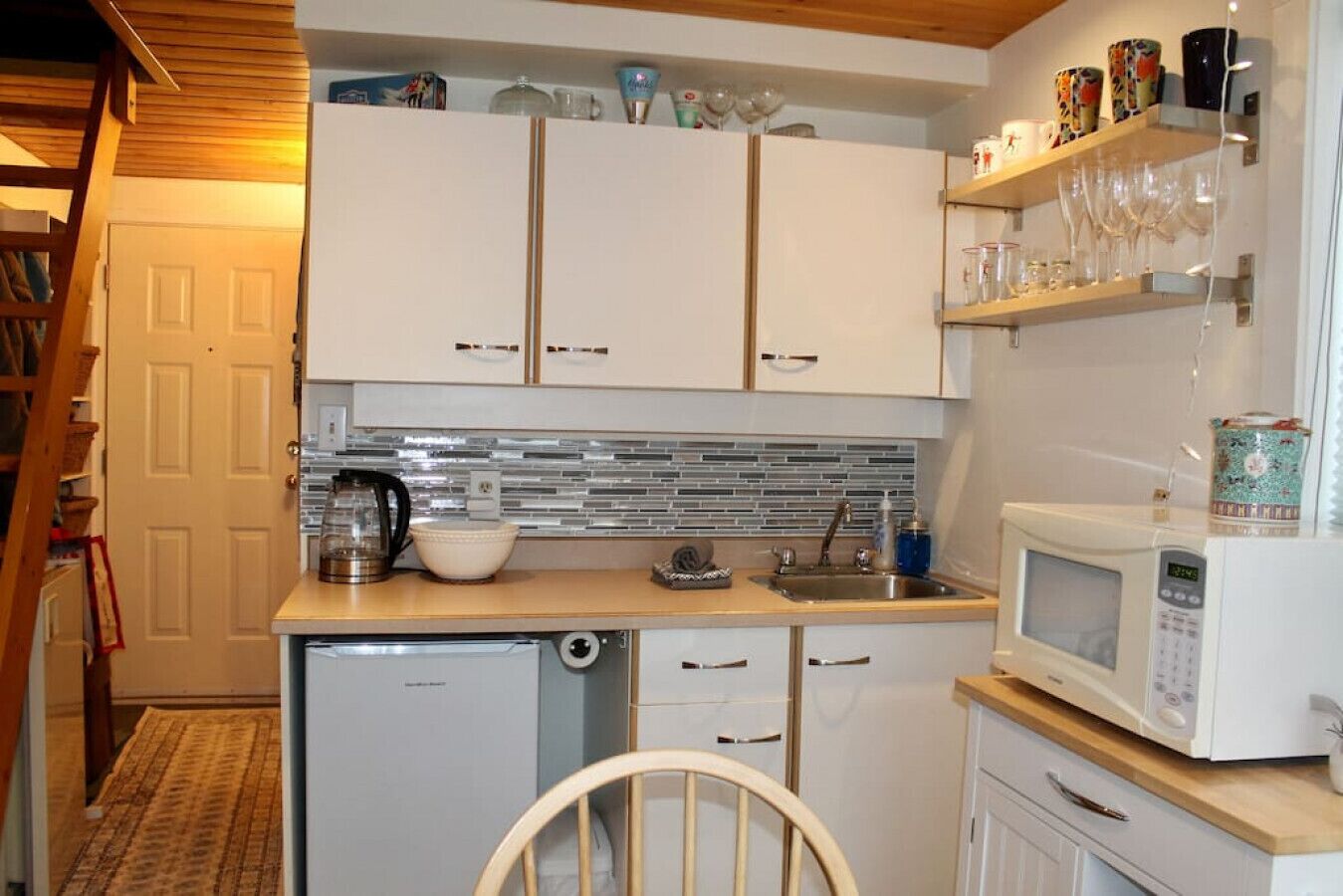 Jääkaappi, mikroaaltouuni, kahvin-/teenkeitin, ruokailupöytä