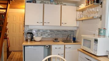 Kühlschrank, Mikrowelle, Wasserkocher mit Kaffee-/Teezubehör, Esstisch