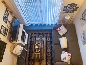 Smart TV, fireplace, Netflix, streaming services - Apex Mountain ~ The Snuggle Inn ~ Cozy Apartment (Apex Mountain Resort)