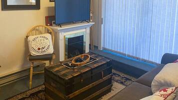 Smart-TV, Kamin, Netflix, Streaming-Dienste