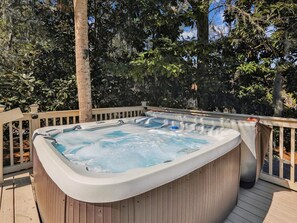 Outdoor spa tub - 11 Bittern ~ Ideal Location! Close to Beach, Shops & Restaurants! Private Pool! (Hilton Head Island)
