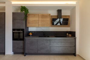 Kühlschrank, Mikrowelle, Ofen, Herdplatte