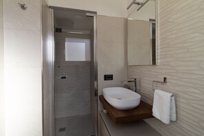 Regadera, secadora de cabello, bidet, toallas 