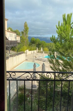 Property grounds - Beau Duplex Bien Équipé Avec Terrasse Dans Résidence Avec Piscine (Mallemort)