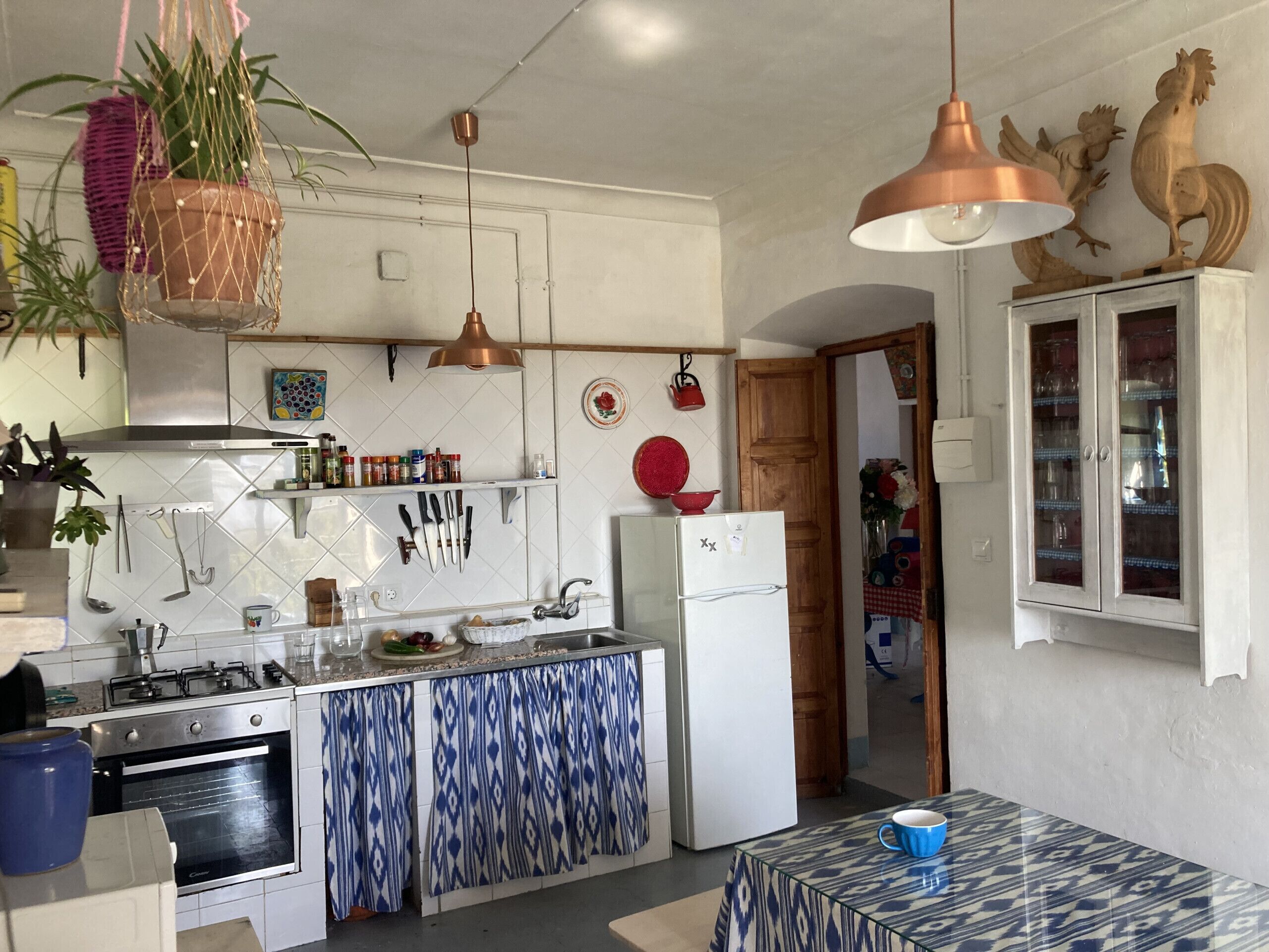 Jääkaappi, mikroaaltouuni, uuni, astianpesukone