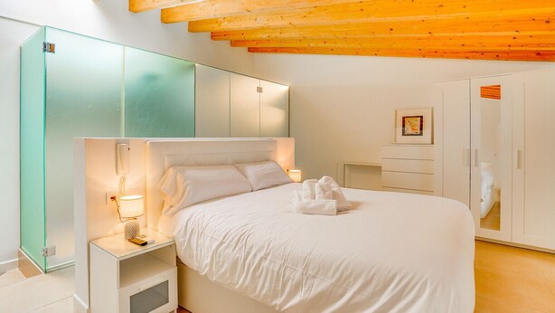 A bedroom with a bed, bedside tables, a wardrobe, and a mirror. - DUPLEX PALMA APARTMENT ETV/5551 (Palma de Mallorca)