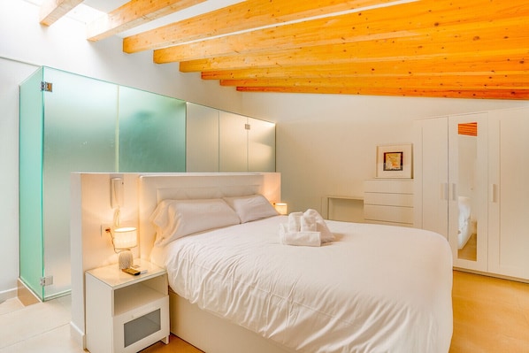 1 habitación, tabla de planchar con plancha, wifi gratis y ropa de cama