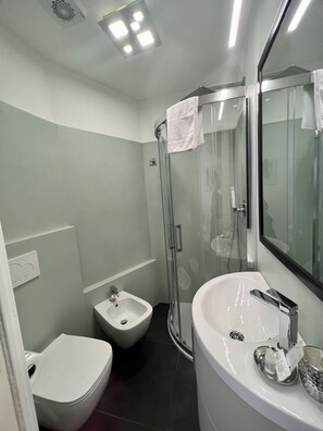 Bathroom - Camera Singola All'interno di un Affittacamere in Pieno Centro Storico (Monterosso al Mare)