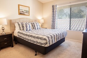 3 makuuhuonetta, työpöytä, silitysrauta/-lauta, vauvan matkasänky