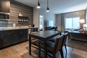 Suite, 1 habitación | Camas con pillow-top, escritorio y tabla de planchar con plancha