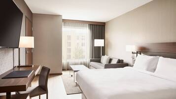 Cubrecamas, caja de seguridad en la habitaciĂłn y escritorio