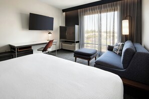 Hypo-allergenic bedding, desk, laptop workspace, iron/ironing board - Courtyard by Marriott Fresno Clovis (Clovis)