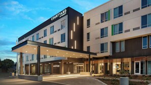 A modern hotel with a covered entrance, multiple floors, and a sign reading "Courtyard by Marriott". - Courtyard by Marriott Fresno Clovis (Clovis)