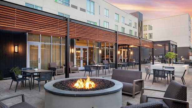 An outdoor seating area with a fire pit, tables, and chairs. - Courtyard by Marriott Fresno Clovis (Clovis)