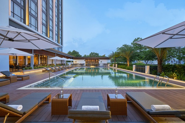 Outdoor pool, open 7:00 AM to 8:00 PM, pool umbrellas