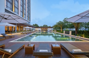 室外泳池;07:00 至 20:00 開放;泳池傘