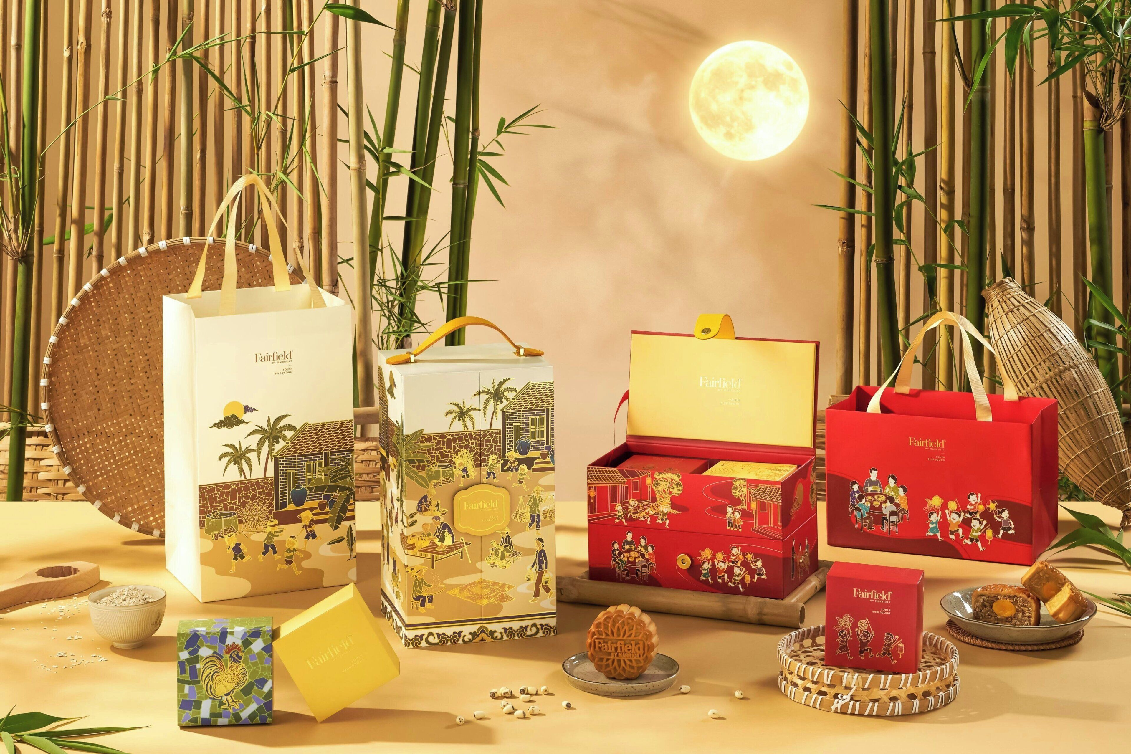 Une collection de sacs-cadeaux des hôtels Fairfield by Marriott, un panier tressé, un coq en céramique et une scène nocturne illuminée par la lune, avec des bambous.