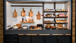 Mostrador de panadería con diversos productos horneados y utensilios de cocina.