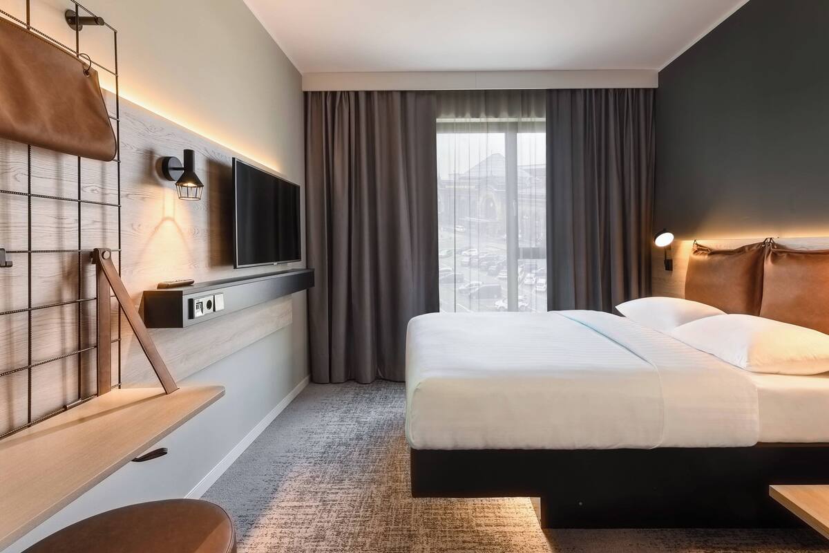 room, 1 queen bed, non smoking | premium bedding, down duvets, desk, blackout curtains