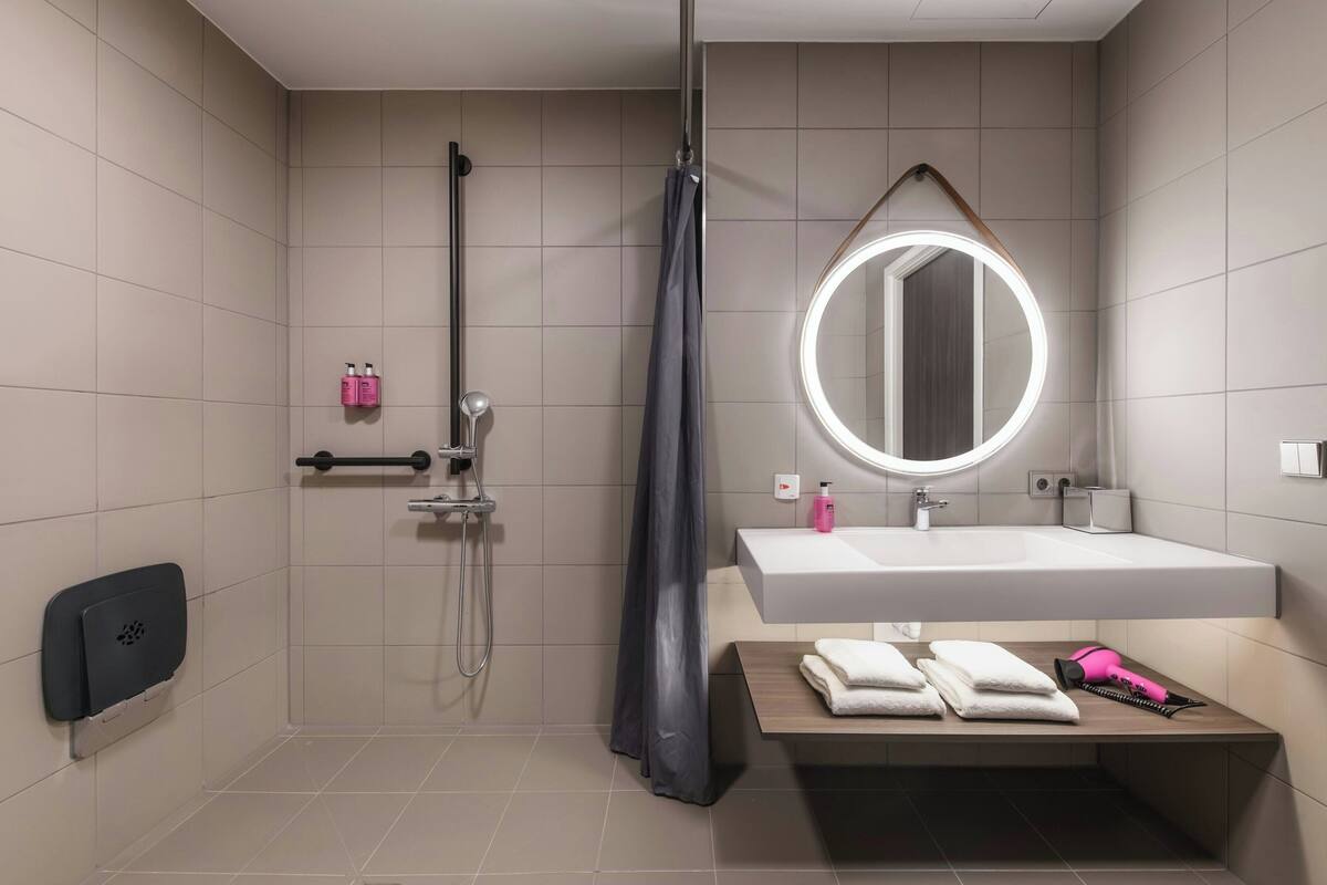 shower, free toiletries, hair dryer, towels