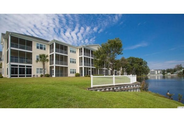 Exterior - 3 Bedrm, 2 Bath Ground-floor Lake-side, 5 min walk to beach. Great for families! (North Myrtle Beach)