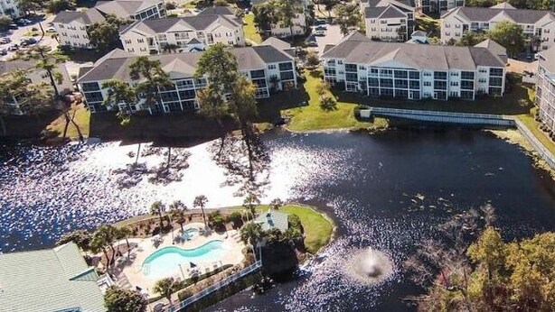 A residential area with multiple apartment buildings, a swimming pool, and a small lake. - 3 Bedrm, 2 Bath Ground-floor Lake-side, 5 min walk to beach. Great for families! (North Myrtle Beach)
