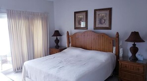 3 bedrooms, iron/ironing board, free WiFi, bed sheets - 3 Bedrm, 2 Bath Ground-floor Lake-side, 5 min walk to beach. Great for families! (North Myrtle Beach)