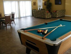 Games room - 3 Bedrm, 2 Bath Ground-floor Lake-side, 5 min walk to beach. Great for families! (North Myrtle Beach)