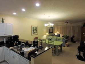 Interior - 3 Bedrm, 2 Bath Ground-floor Lake-side, 5 min walk to beach. Great for families! (North Myrtle Beach)