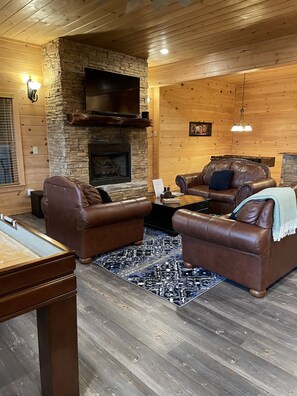 Smart-tv, eldstad, bordsfotboll och böcker