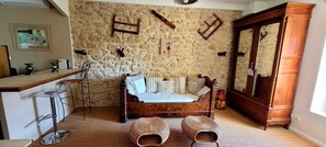 Télévision, cheminée, baby-foot, table de tennis de table