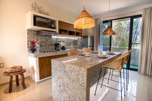 Deluxe Apartment | Private kitchen | Full-size fridge, microwave, blender, cookware/dishes/utensils