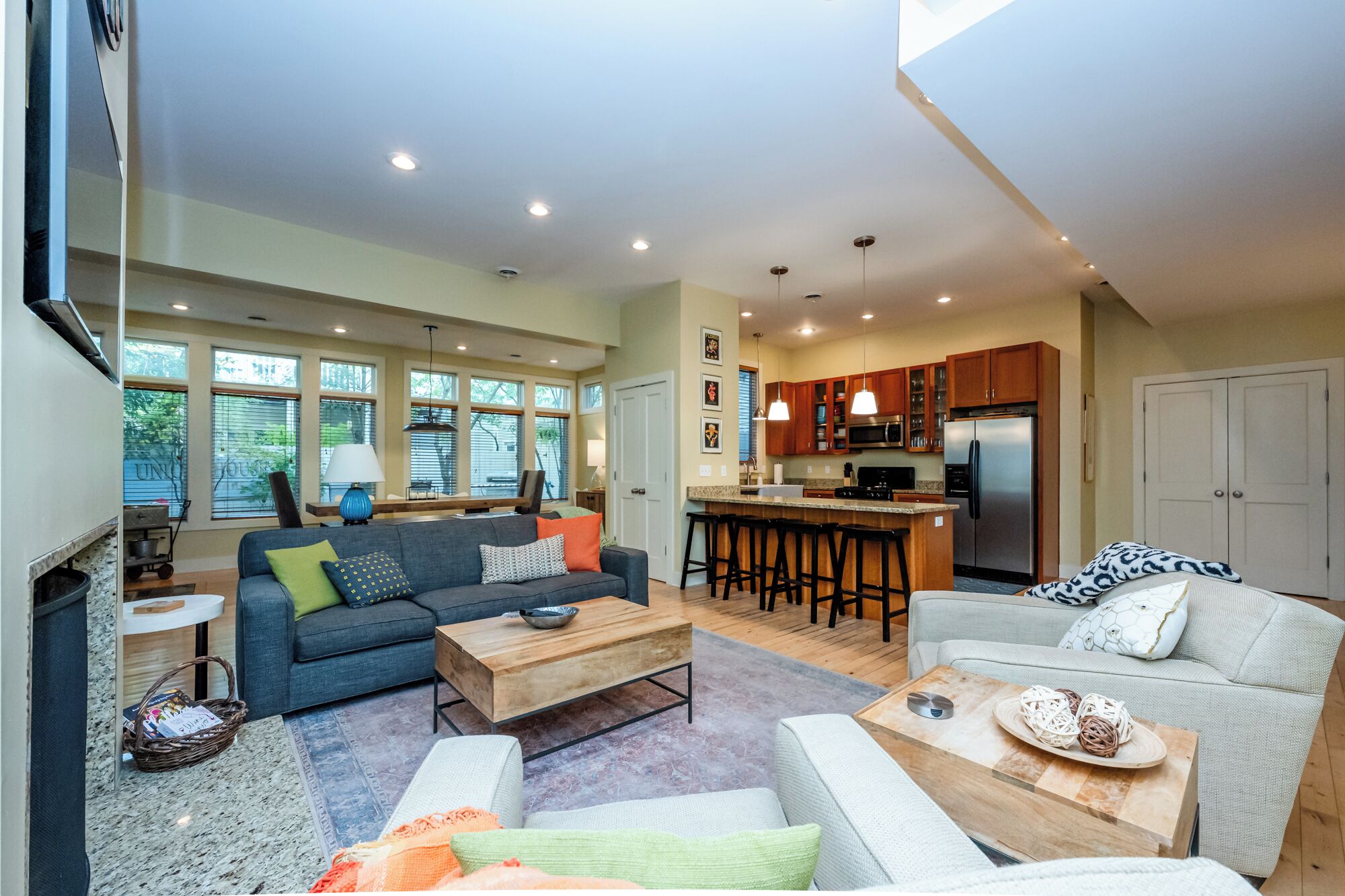 电视、壁炉、书