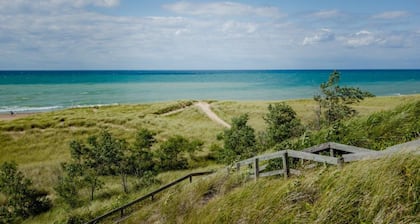 Union Pier Condo, Heated Pool! Close To Beach and Downtown.