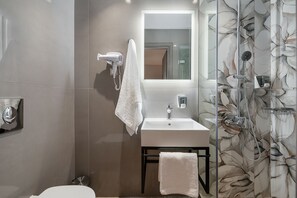 Basic Room | Bathroom | Shower, rainfall showerhead, hair dryer, towels