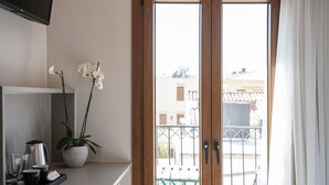 Rom – superior | Allergitestet sengetøy, safe på rommet, lydisolert og strykejern/-brett