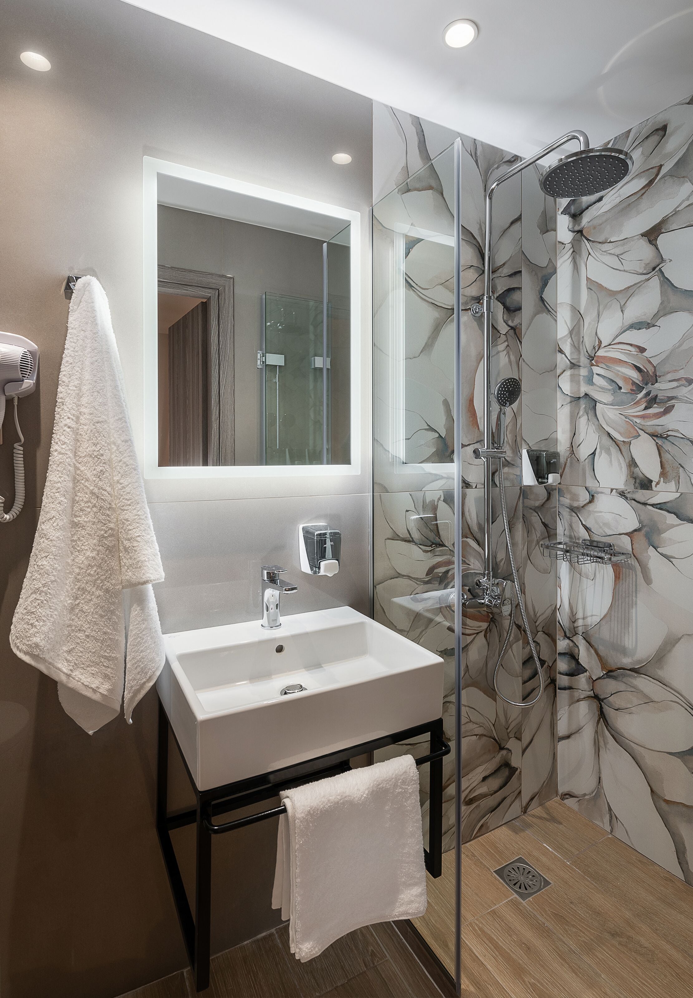 Basic-Zimmer | Badezimmer | Dusche, Regendusche, Haartrockner, Handtücher