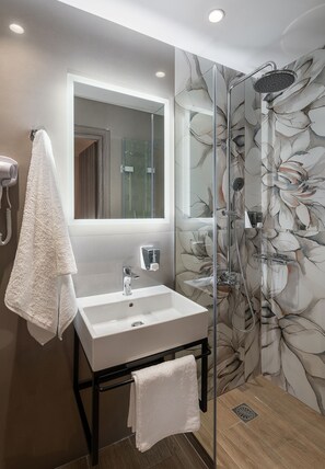 Basic Room | Bathroom | Shower, rainfall showerhead, hair dryer, towels